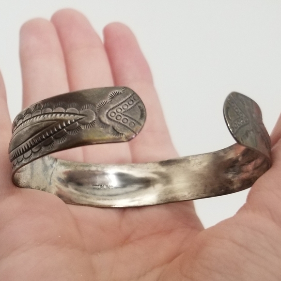 Stunner! vtg unsigned Southwestern cuff bracelet - Picture 6 of 11